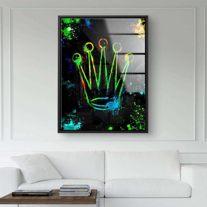 Modernes Wandbild mit bunter Krone auf schwarzem Hintergrund im Wohnzimmer, Pop Art Stil