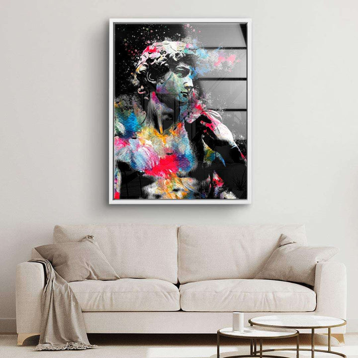 Modernes Wandbild mit farbenfroher David-Skulptur über Sofa im Wohnzimmer