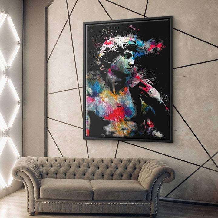 Modernes Wohnzimmer mit farbenfrohem Pop Art Wandbild einer Statue über grauem Sofa