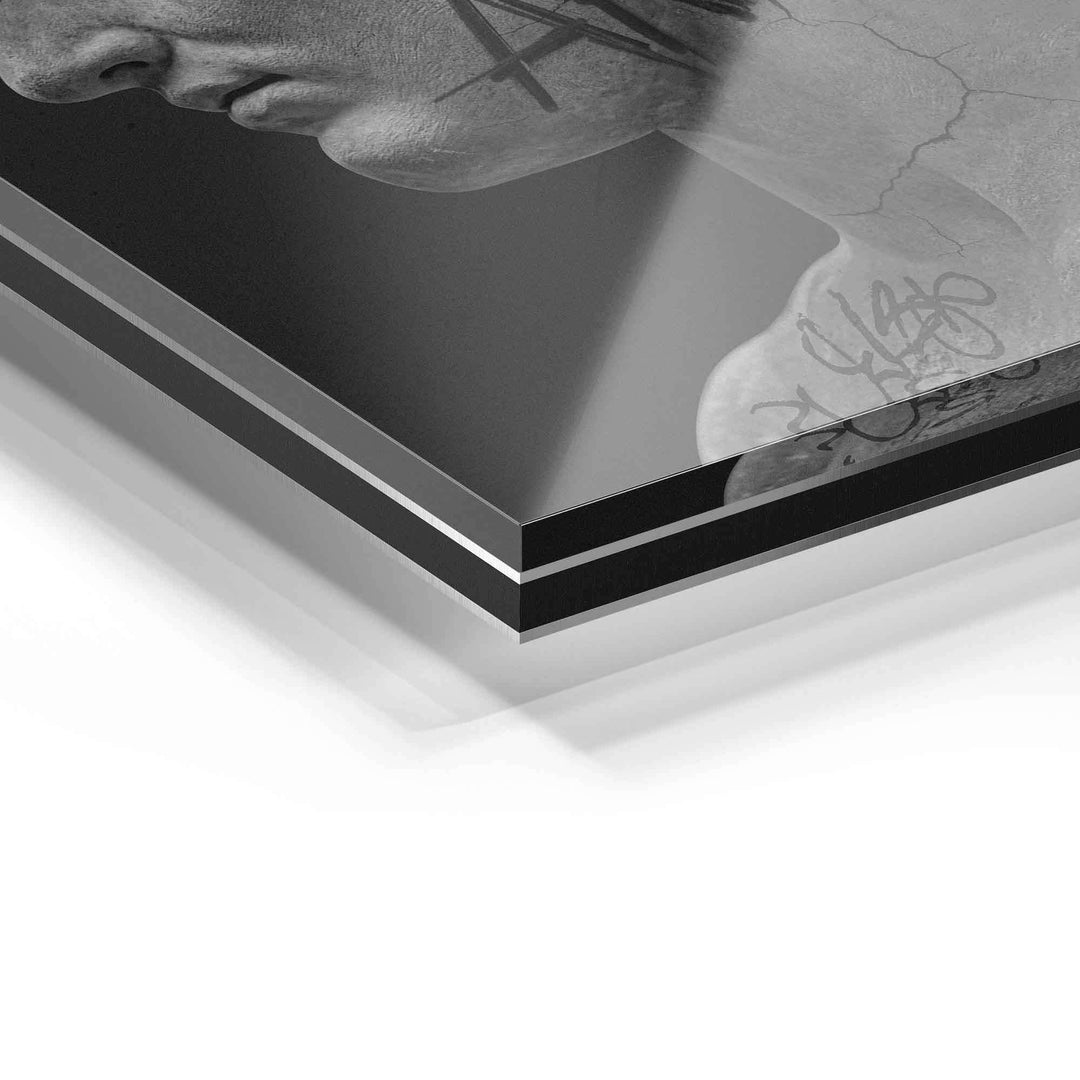 Detailansicht eines modernen Wandbilds auf Acrylglas, Schwarz-Weiß-Porträt mit Strukturen und Graffiti