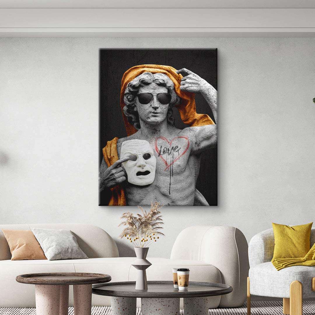 Modernes Wandbild mit Statue, Sonnenbrille, Maske und rotem Herz mit 'Love', Wohnzimmerkunst