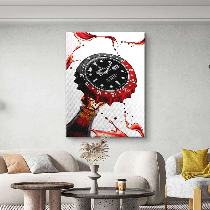 Modernes Wandbild mit Uhr als Flaschenverschluss und spritzender roter Flüssigkeit im Wohnzimmer