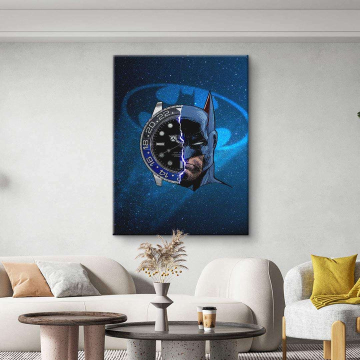Modernes Wandbild mit Comic-Superheld und Uhr-Motiv auf blauem Hintergrund im Wohnzimmer