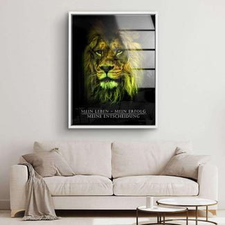 Wandbild mit Löwenporträt und Motivationsspruch über Sofa in modernem Wohnzimmer