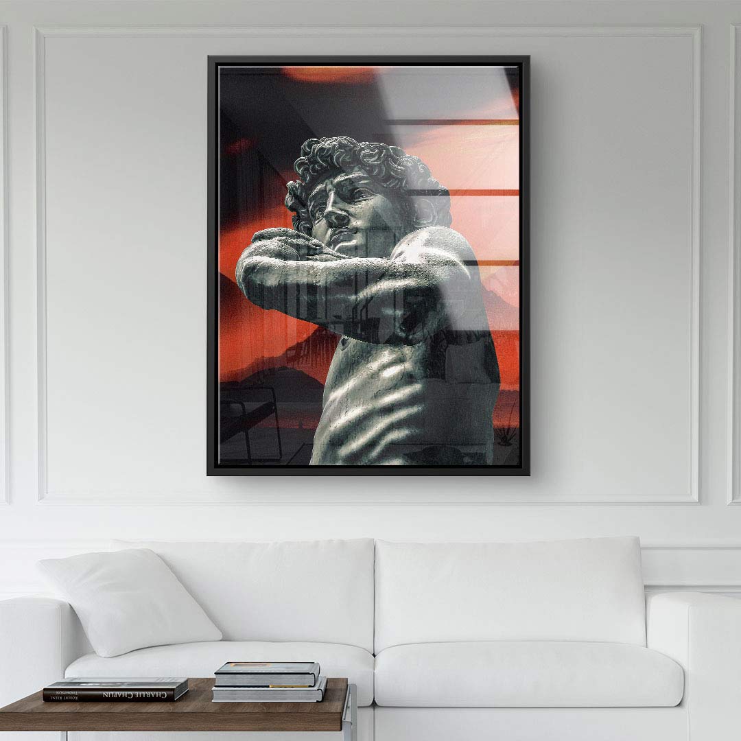 Modernes Wandbild mit Statue vor abstraktem, rot-schwarzem Hintergrund über weißem Sofa