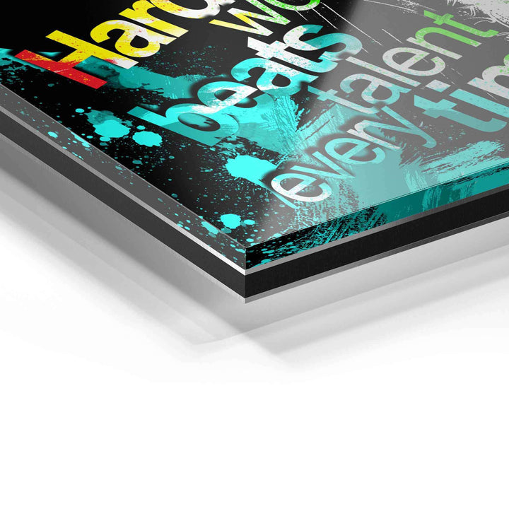 Detail eines modernen Acrylglas-Wandbilds mit bunter Typografie und Farbspritzern