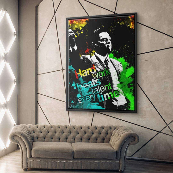 Modernes Wandbild mit motivierendem Spruch und farbigem Porträt eines Geschäftsmanns im Wohnzimmer.