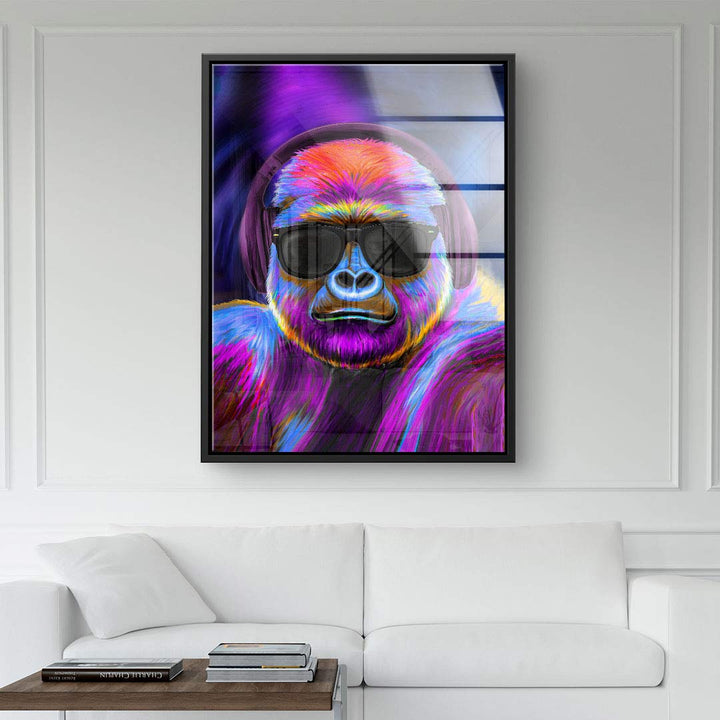 Buntes Pop Art Wandbild mit Gorilla, Sonnenbrille und Kopfhörer im modernen Wohnzimmer
