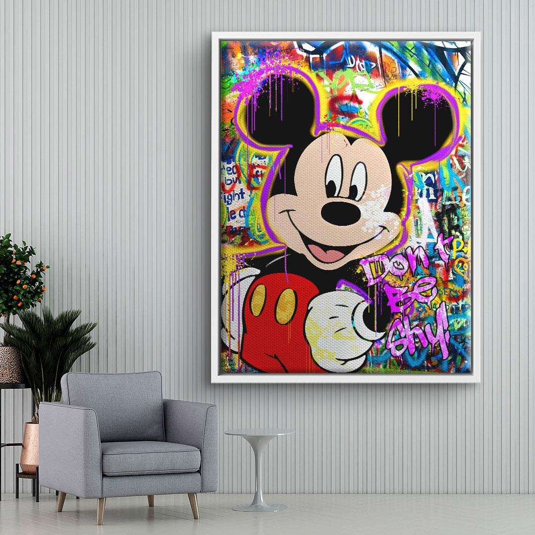 Modernes Wandbild mit Comicfigur im Pop Art Stil, bunte Graffiti und Schriftzug 'Don't be shy'.