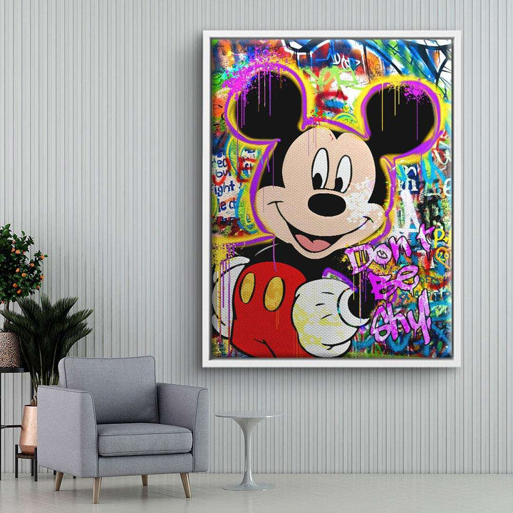 Modernes Wandbild mit Comicfigur im Pop Art Stil, bunte Graffiti und Schriftzug 'Don't be shy'.