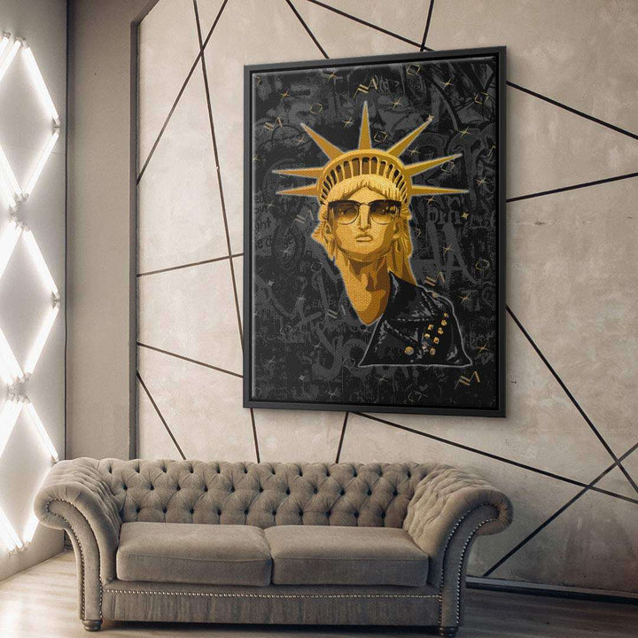Modernes Wandbild mit stilisierter Freiheitsstatue in Gold und Schwarz, Pop Art Design über Sofa