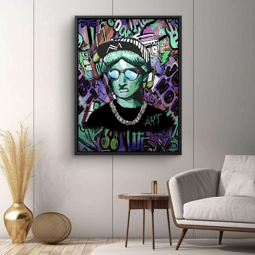 Modernes Wandbild mit Pop Art Statue, Graffiti, Neonfarben und urbanem Streetart-Stil im Wohnzimmer