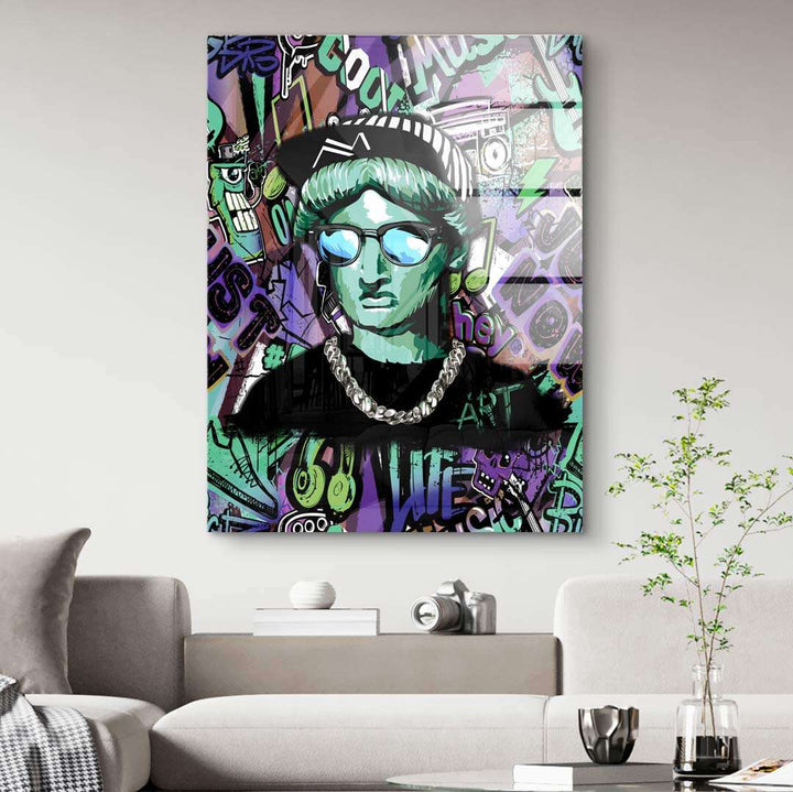 Modernes Wandbild mit popartiger Statue, Sonnenbrille, Kette und bunter Graffiti-Kulisse