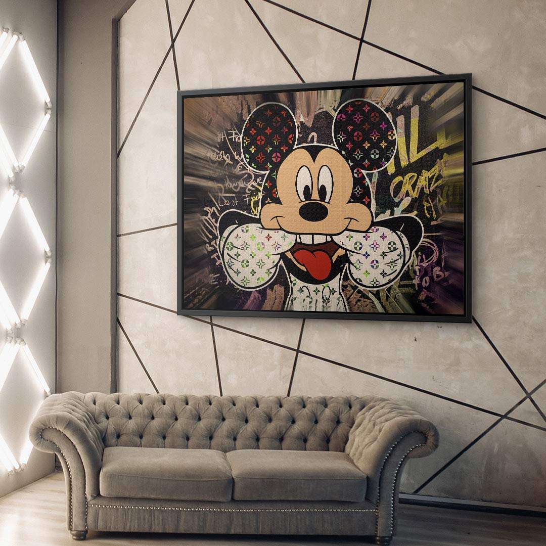 Modernes Wohnzimmer mit Pop Art Wandbild einer Comicfigur über einem grauen Sofa, abstrakter Hintergrund.