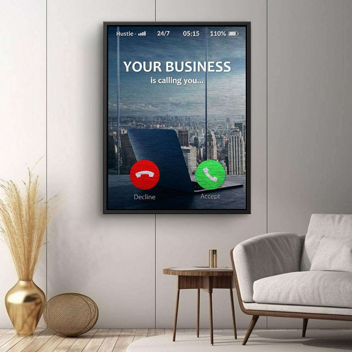 Modernes Wandbild im Büro-Stil mit Laptop, Stadtblick und Motivationsspruch, eingerahmt im Wohnzimmer.