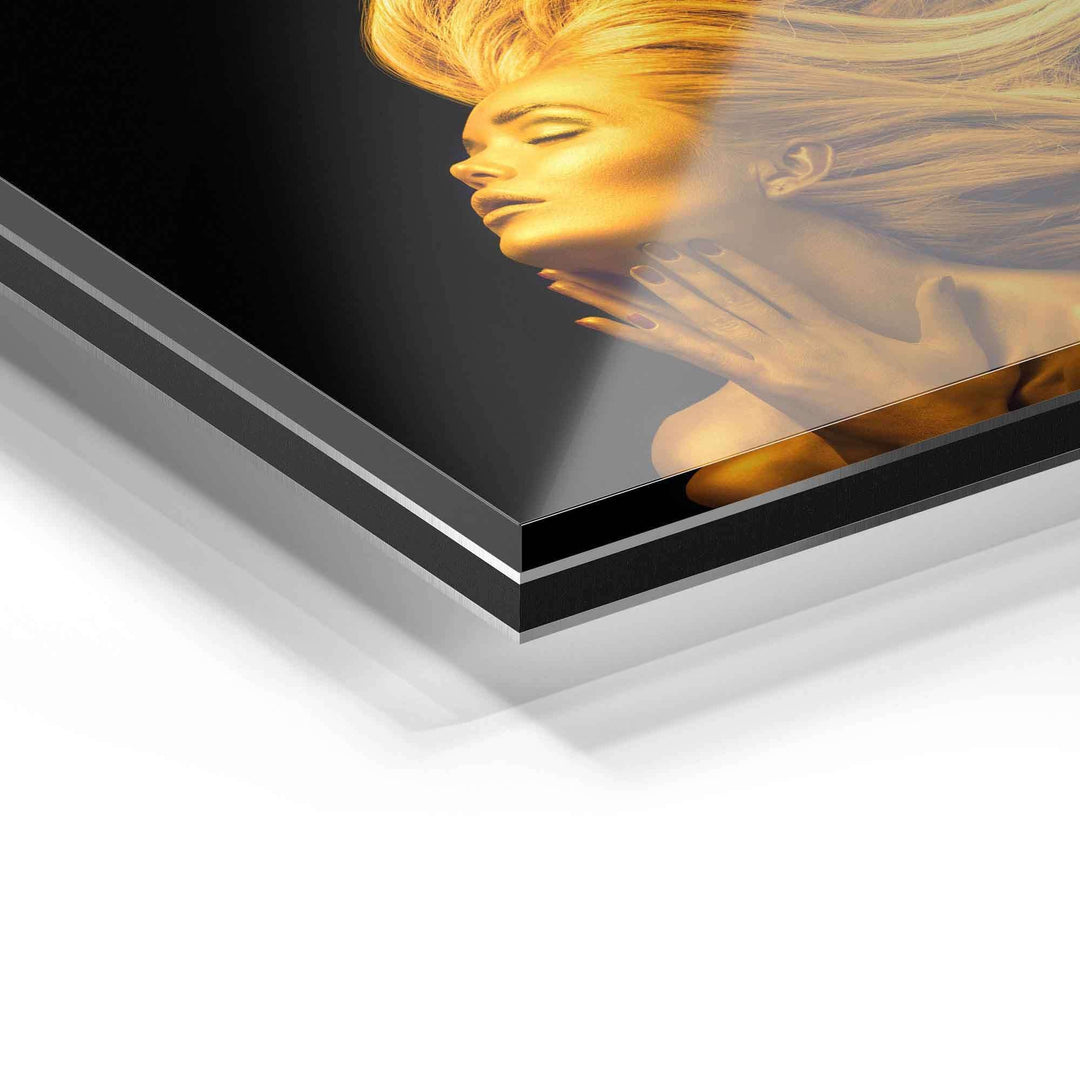Detailansicht Acrylglas Wandbild mit goldenem Porträt auf schwarzem Hintergrund