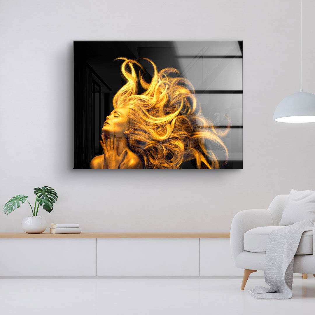 Modernes Wandbild mit goldener Frauenskulptur und fließendem Haar auf dunklem Hintergrund