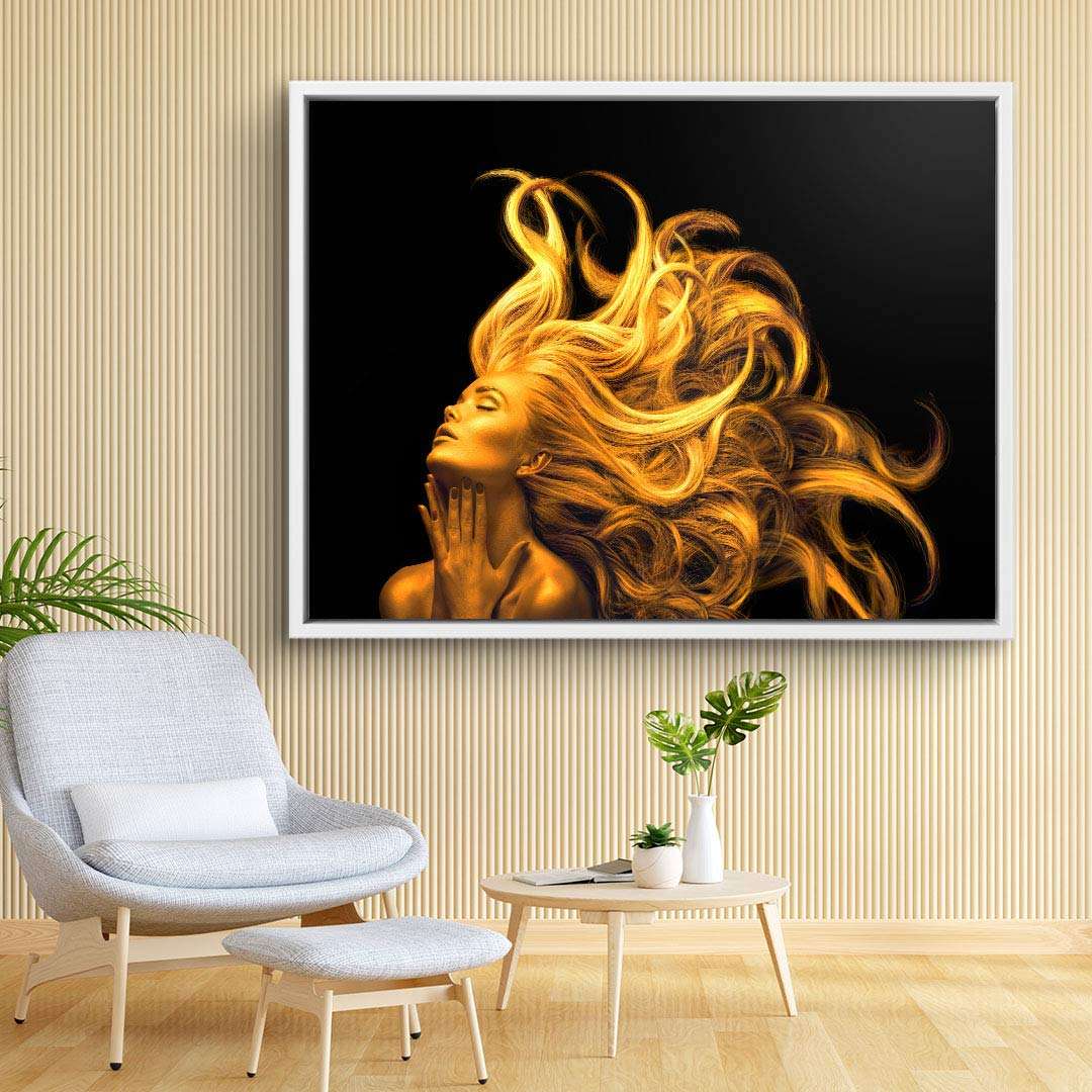 Modernes Wandbild: Frau mit goldenen, wehenden Haaren auf schwarzem Hintergrund in Wohnzimmer