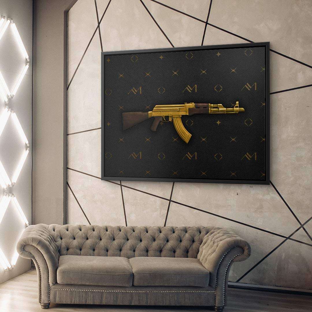 Modernes Wohnzimmer mit abstraktem Wandbild, goldene Waffe auf schwarzer Leinwand, Desigermotiv