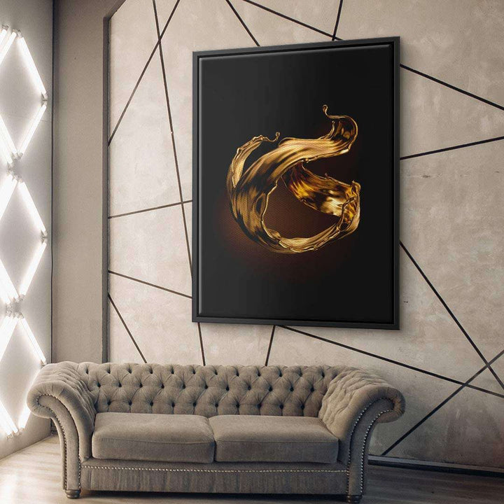 Modernes Wohnzimmer mit abstraktem goldfarbenem Wandbild über grauem Chesterfield-Sofa