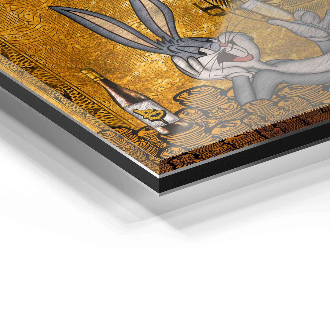 Ausschnitt eines Wandbilds auf Acrylglas mit Comic-Hase, goldenen Details und Flasche