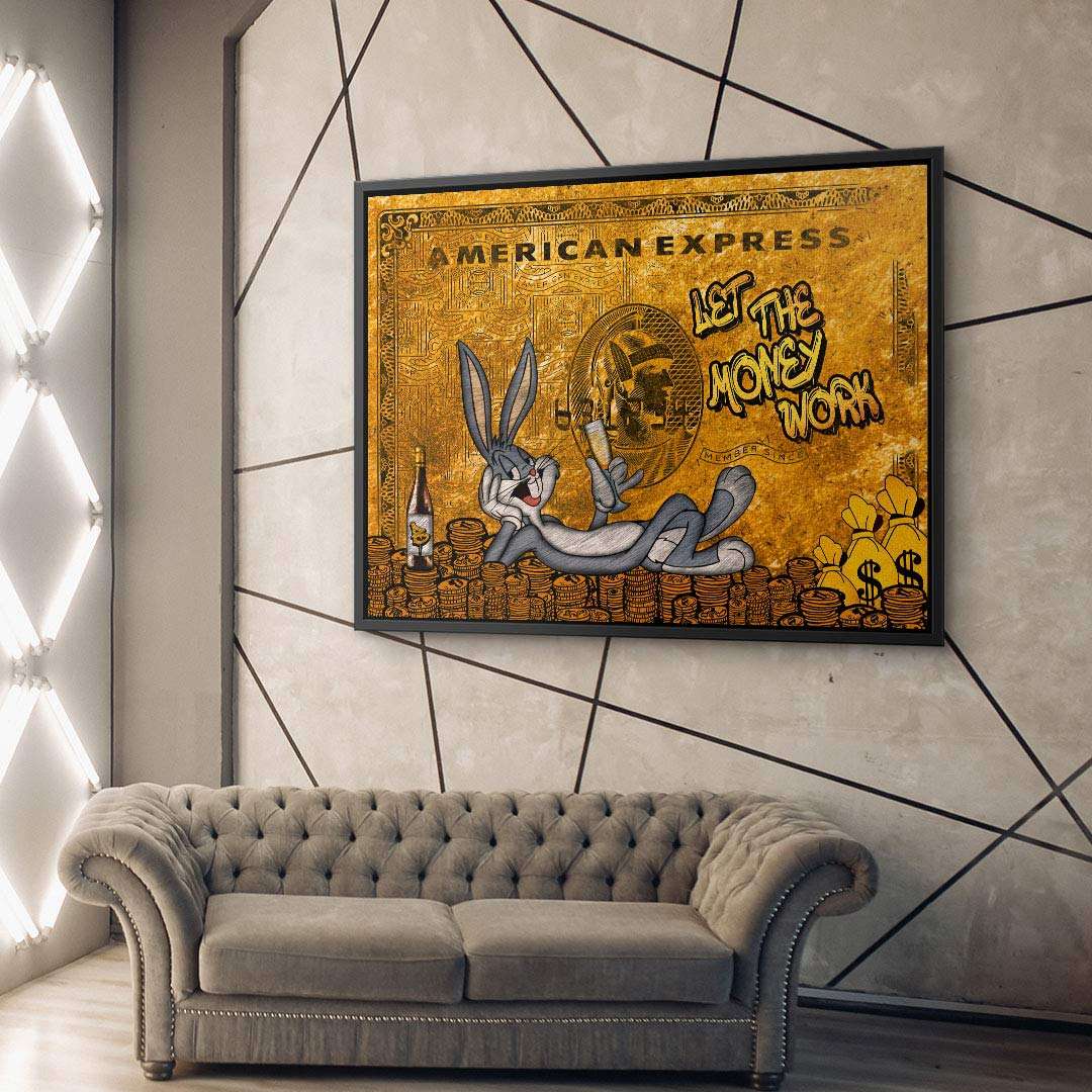 Modernes Wohnzimmer mit goldfarbenem Pop Art Wandbild, Comic-Hase auf Geldmünzen, luxuriöses Motiv