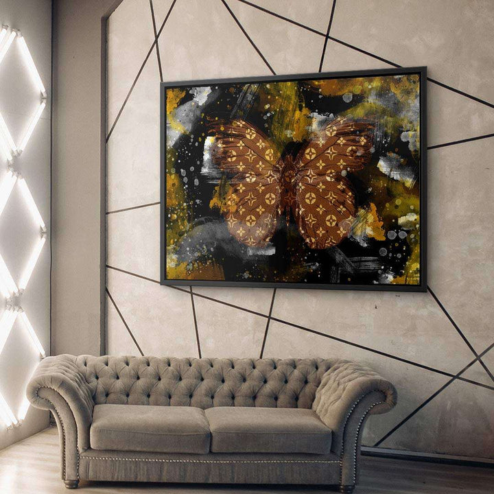 Modernes Wandbild mit braunem Schmetterling und abstraktem Hintergrund über Sofa