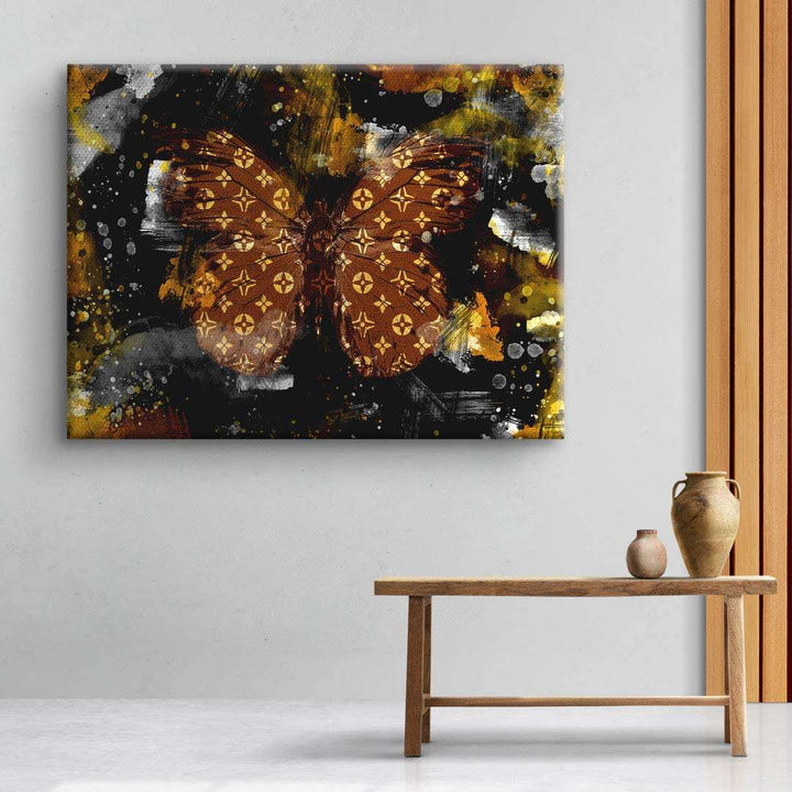 Modernes Wandbild mit braunem Schmetterling auf abstraktem, schwarz-goldenem Hintergrund