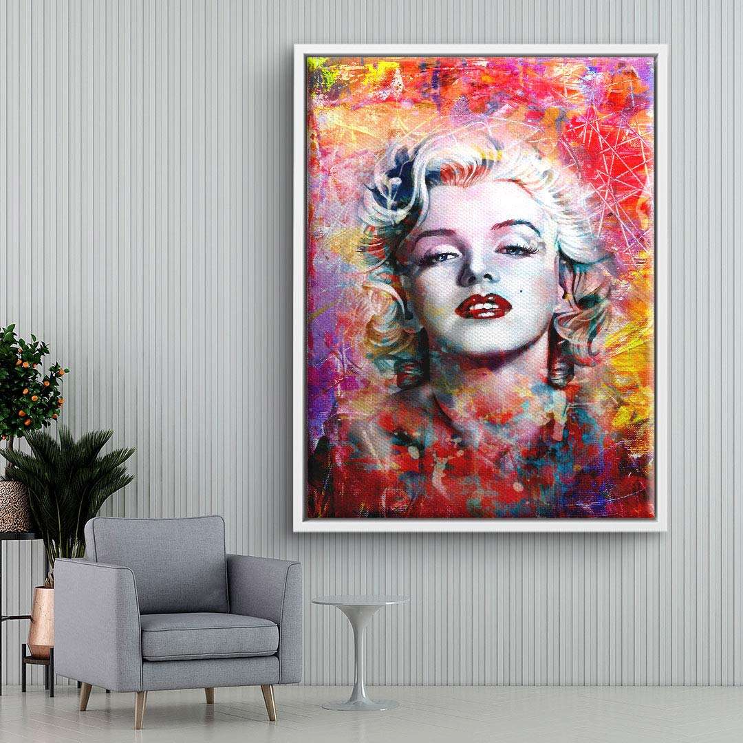 Modernes Wandbild mit Pop Art Porträt einer Frau auf bunter Leinwand im Wohnzimmer