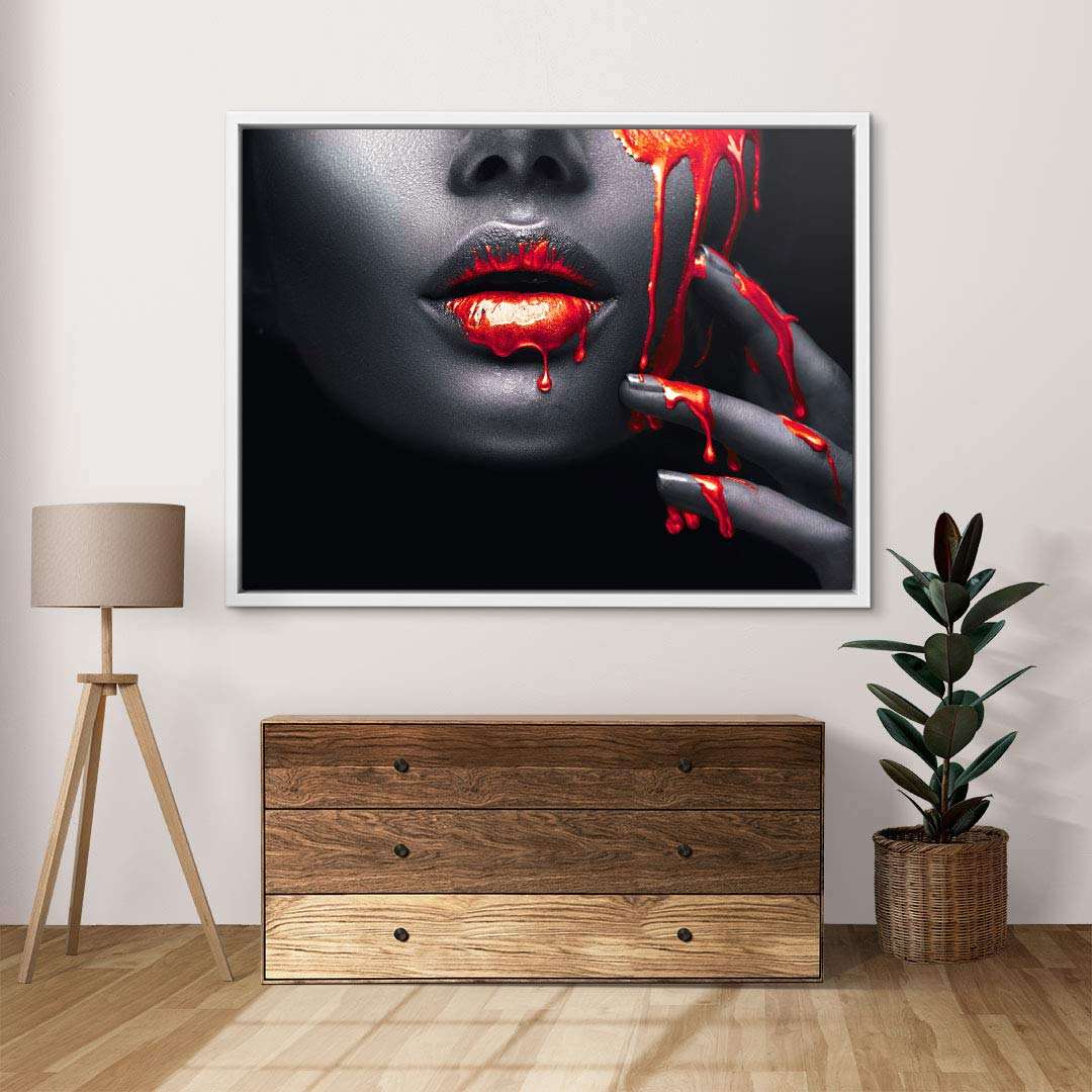 Modernes Wandbild mit Nahaufnahme eines Gesichts, goldene Lippen mit roter Farbe, dekorativ