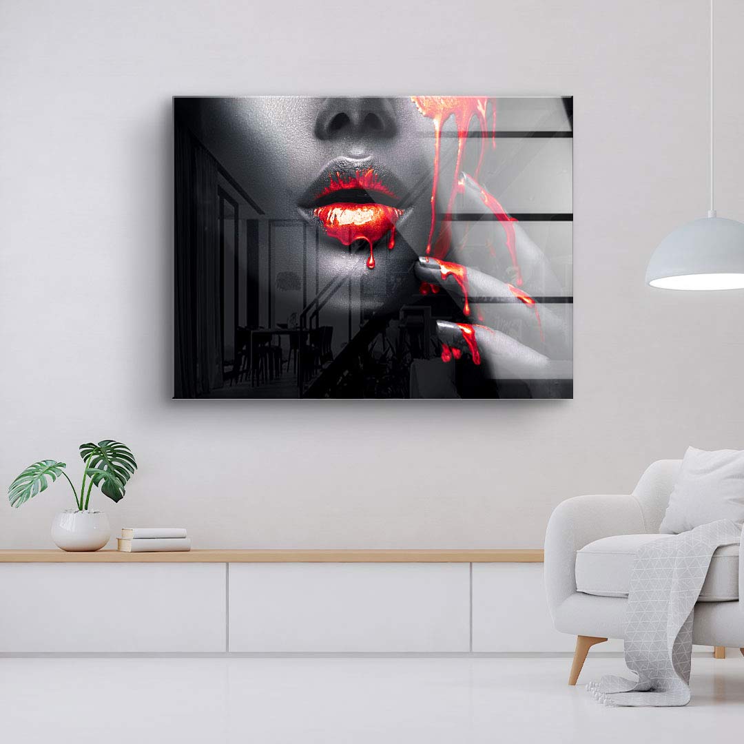 Modernes Wandbild mit Nahaufnahme roter, glänzender Lippen vor grauem Hintergrund, Wohnzimmer