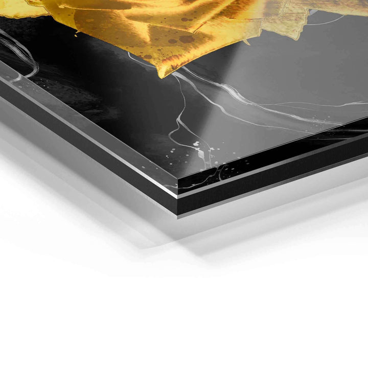Detailaufnahme eines modernen Acrylglas Wandbilds mit gelbem abstraktem Motiv auf schwarzem Hintergrund.