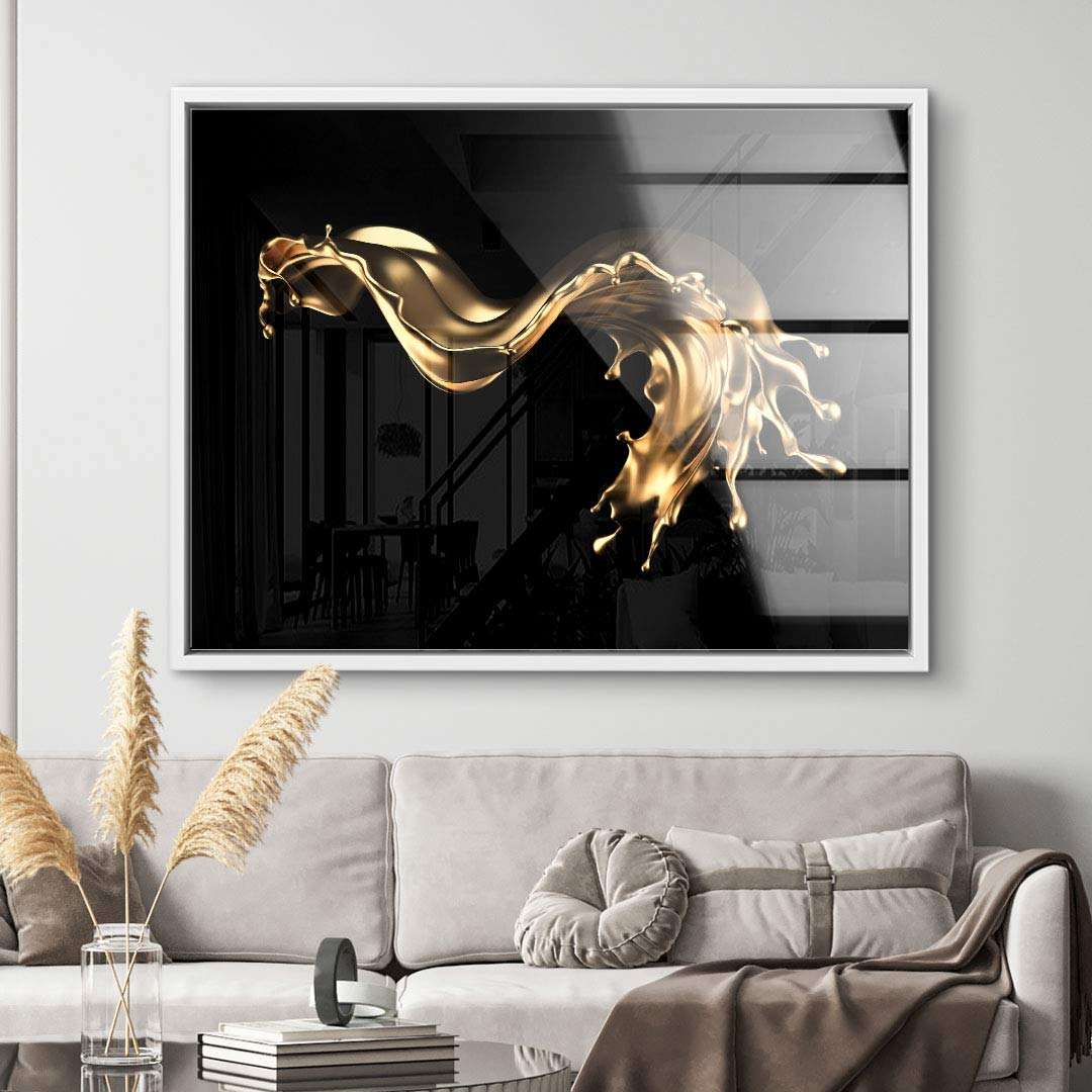 Modernes Wohnzimmer mit abstraktem goldfarbenem Wandbild auf Leinwand und Sofa