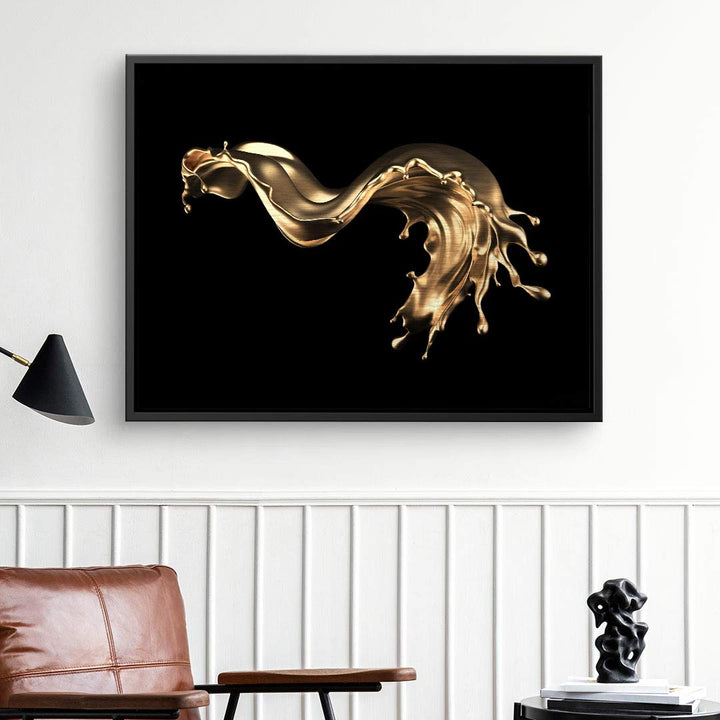 Modernes Wandbild mit goldener abstrakter Splash-Form auf schwarzem Hintergrund im Wohnzimmer