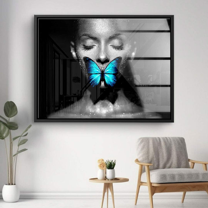 Modernes Wandbild mit porträtierter Frau in Schwarz-Weiß und blauem Schmetterling auf dem Mund.