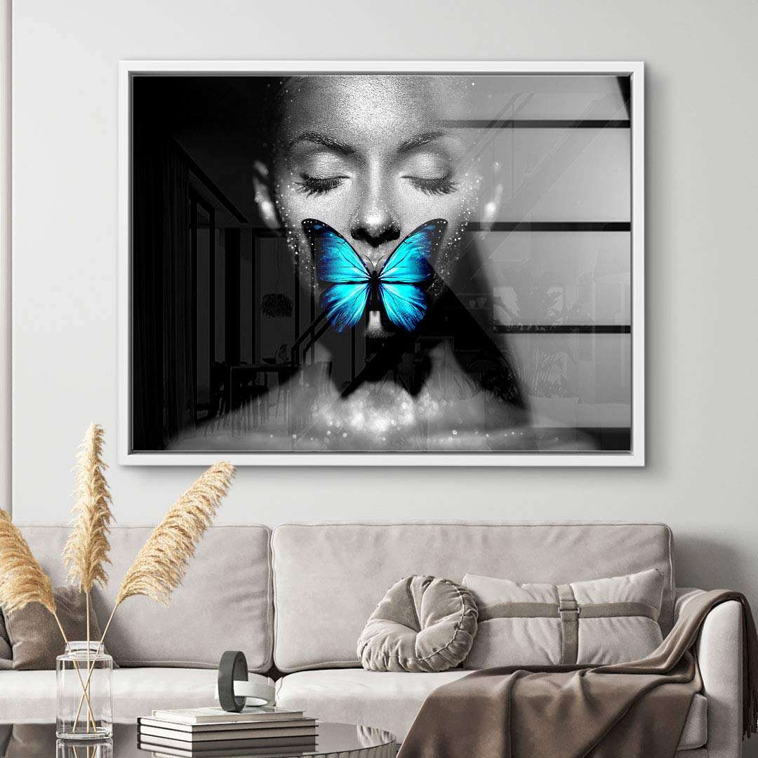 Modernes schwarz-weiß Wandbild einer Frau mit blauem Schmetterling auf dem Mund