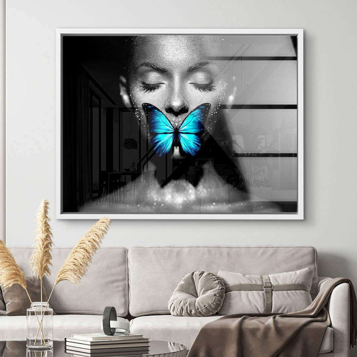Modernes schwarz-weiß Wandbild einer Frau mit blauem Schmetterling auf dem Mund