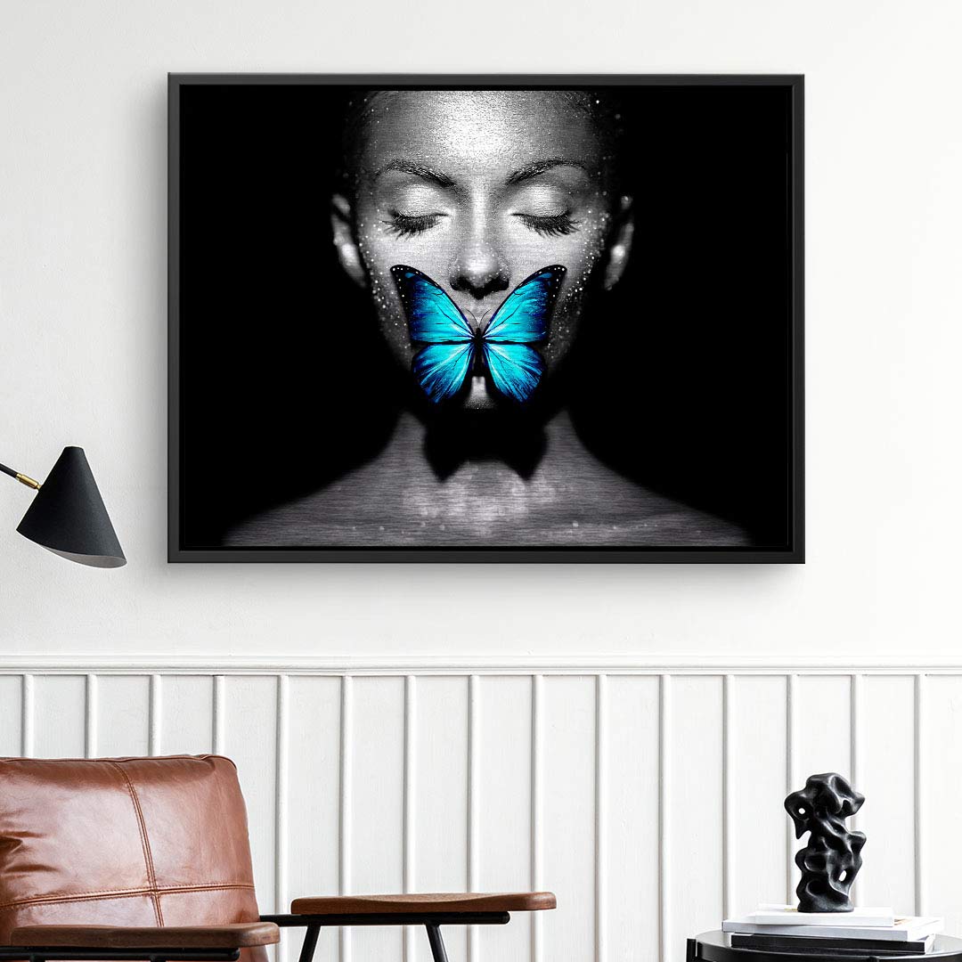 Modernes Wandbild Porträt mit blauem Schmetterling auf schwarzem Hintergrund, Leinwandkunst