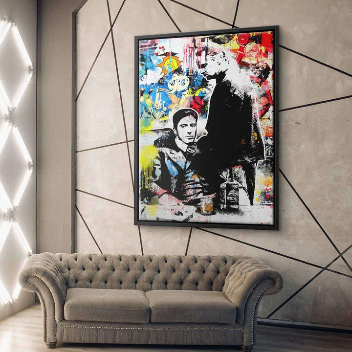 Modernes Wohnzimmer mit grauer Couch und buntem Pop Art Wandbild im Streetart-Stil.