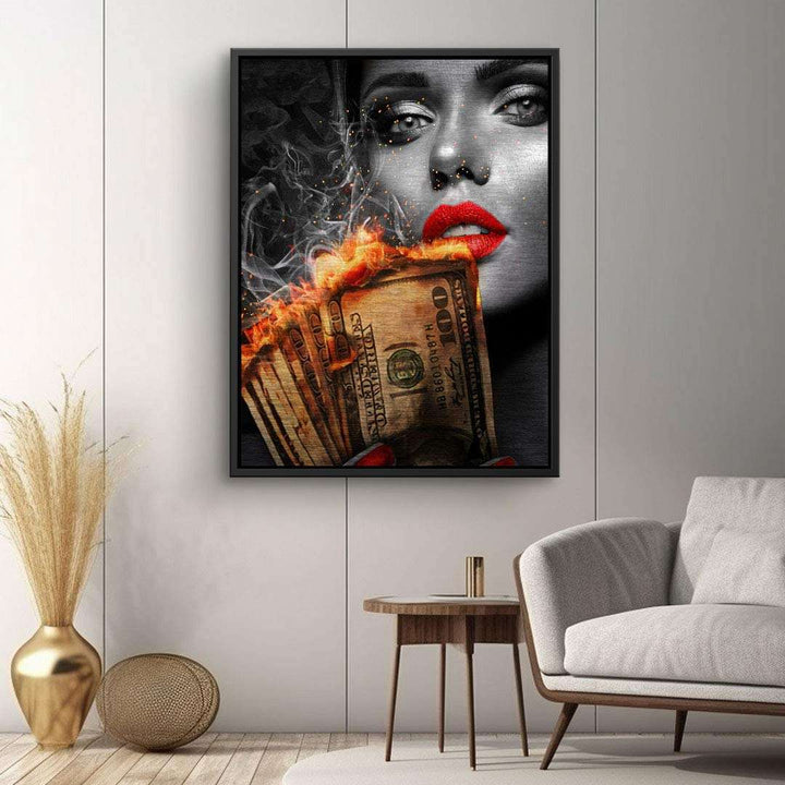 Modernes Wandbild: Frau mit roten Lippen hält brennende Dollarnoten, stilvolles Kunstmotiv
