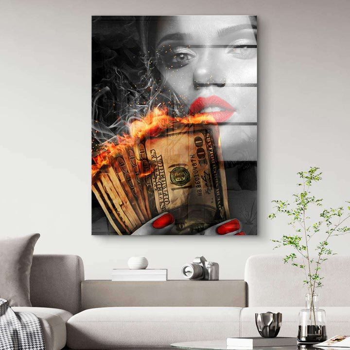 Modernes Wandbild mit Frauengesicht, rotem Lippenstift und brennenden Geldscheinen, Pop Art Stil