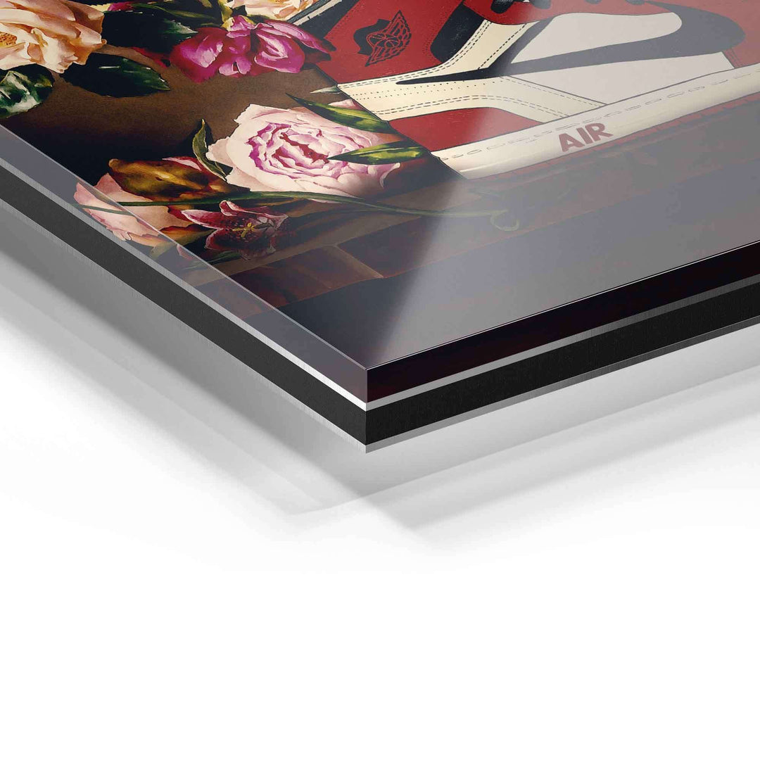 Detailaufnahme Acrylglas Wandbild mit Sneaker und Blumen, moderne Wanddeko, glänzende Oberfläche