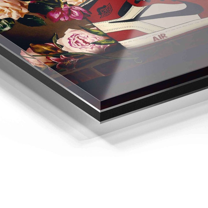 Detailaufnahme Acrylglas Wandbild mit Sneaker und Blumen, moderne Wanddeko, glänzende Oberfläche