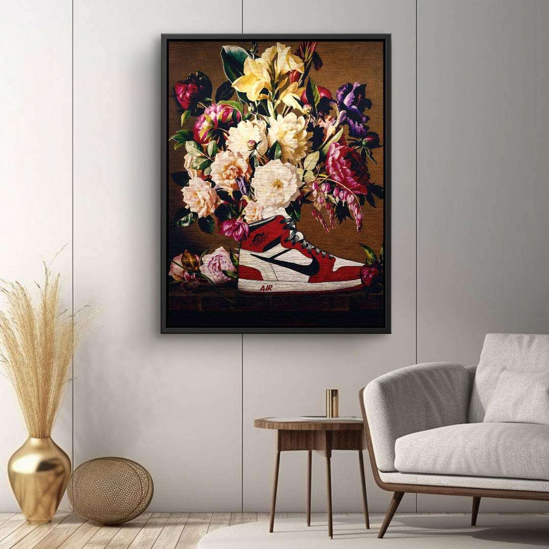 Modernes Wandbild mit rotem Sneaker als Blumenvase und bunten Blumen, Wohnzimmerdeko