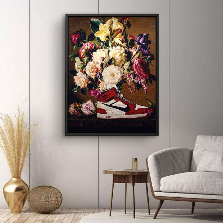 Modernes Wandbild mit rotem Sneaker als Blumenvase und bunten Blumen, Wohnzimmerdeko