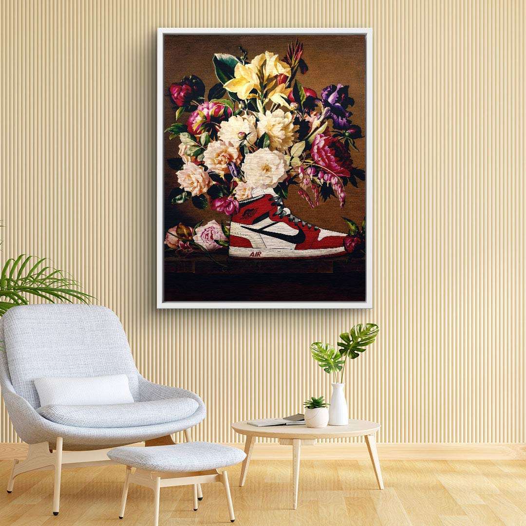 Modernes Wandbild mit rotem Sneaker und buntem Blumenstrauß auf Leinwand in Wohnzimmer