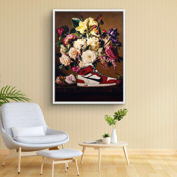Modernes Wandbild mit rotem Sneaker und buntem Blumenstrauß auf Leinwand in Wohnzimmer