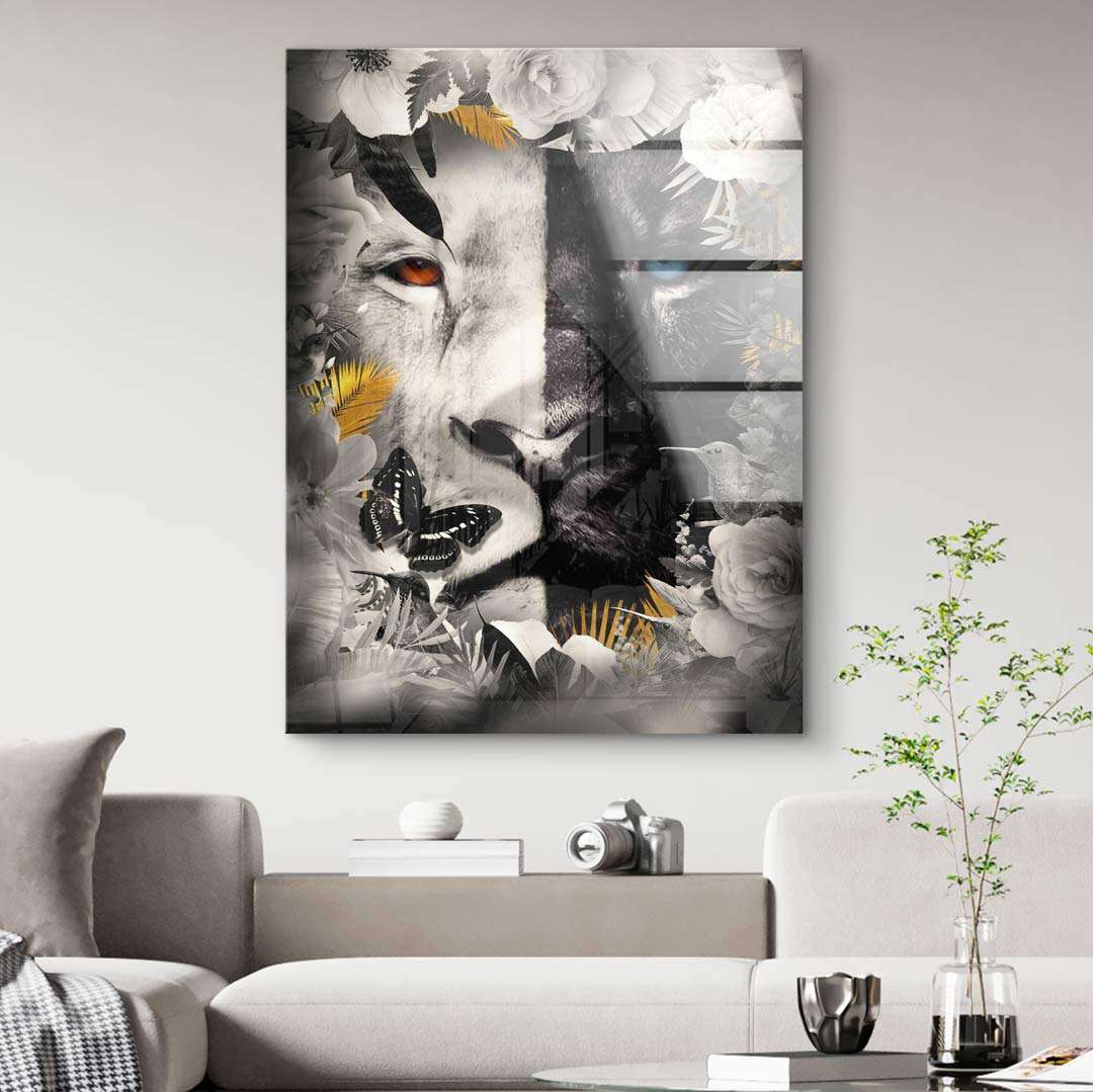 Modernes Wandbild mit Löwenporträt, Blumen, Schmetterling und Gelb-Akzenten im Wohnzimmer