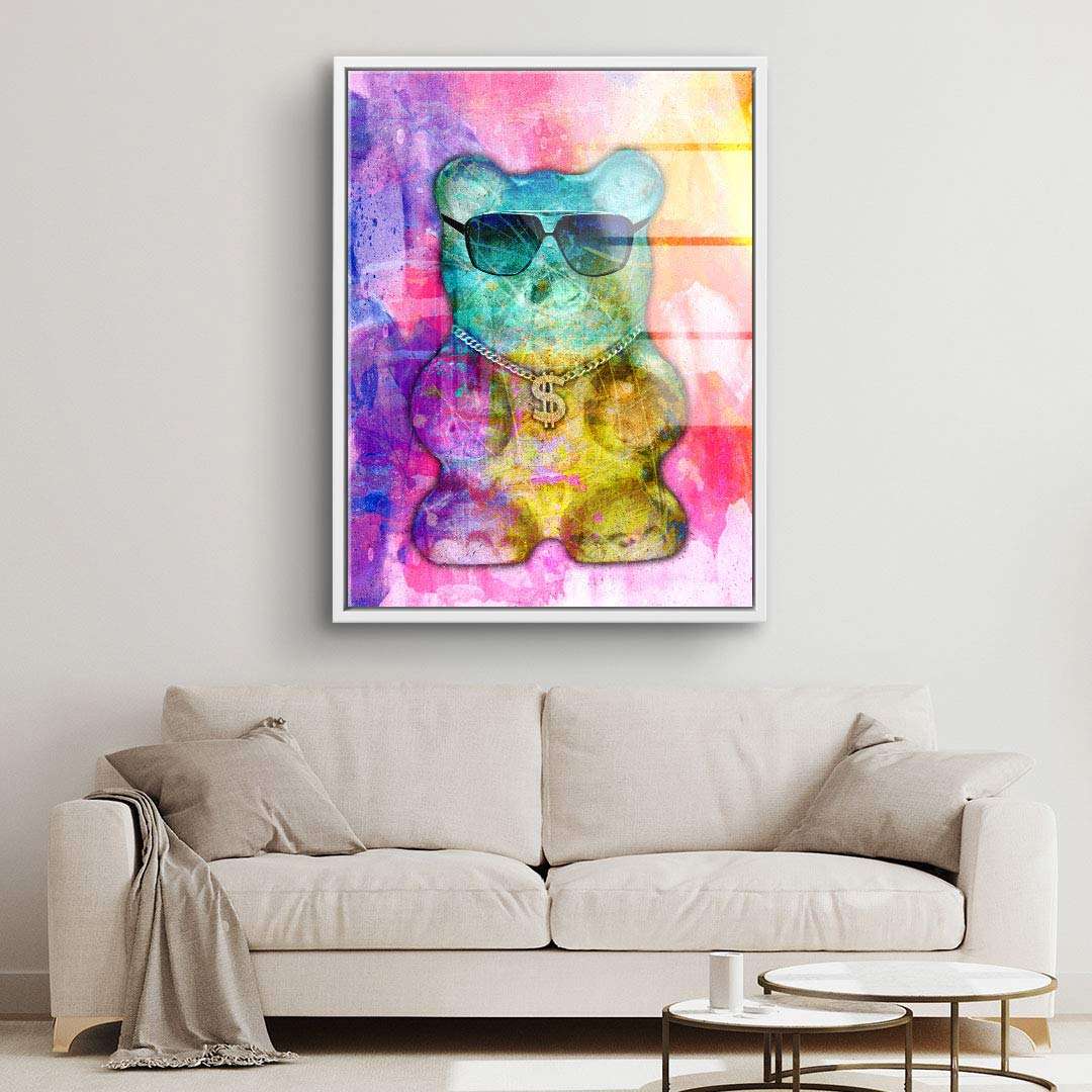 Pop Art Wandbild bunter Gummibär mit Sonnenbrille und Dollar-Kette vor Sofa