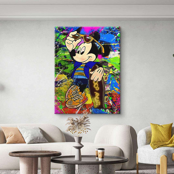 Pop Art Wandbild mit Comic-Maus, Skateboard und bunter Graffiti-Optik im Wohnzimmer